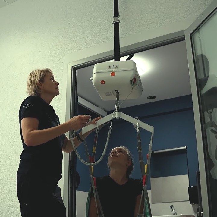 Transfer podopiecznego przez nadproże podnośnikiem Heymer Duo